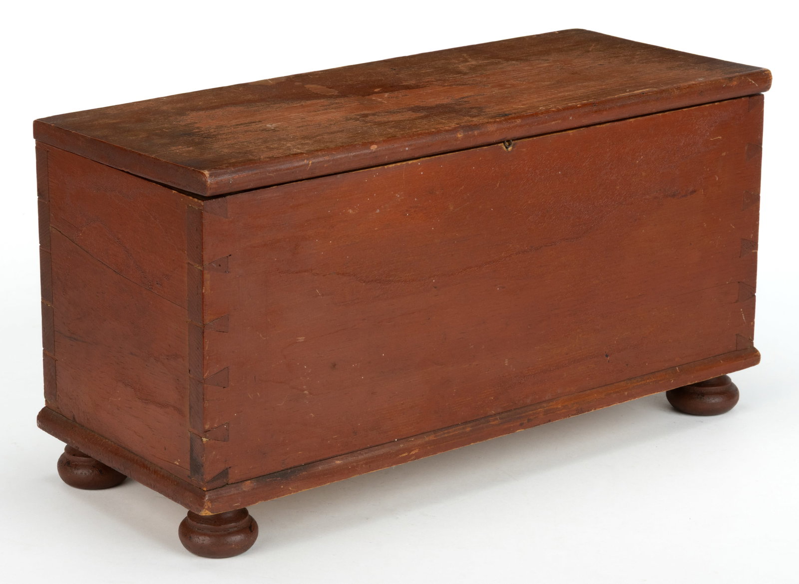SHENANDOAH VALLEY OF VIRGINIA PAINTED SPRUCE OR PINE MINIATURE BLANKET CHEST: SHENANDOAH VALLEY OF VIRGINIA PAINTED SPRUCE OR PINE MINIATURE BLANKET CHEST, the single board top with a slightly overhanging molded front edge and straight-cut sides with no overhang above a dovetai