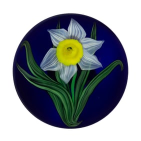 STEVEN LUNDBERG (AMERICAN, 1953-2008) DAFFODIL LAMPWORK STUDIO ART GLASS PAPERWEIGHT