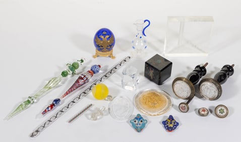ASSORTED CONTEMPORARY / STUDIO GLASS AND OTHER DECORATIVE ARTICLES, UNCOUNTED LOT