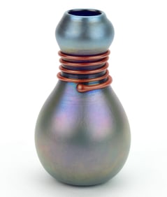 CHARLES LOTTON (AMERICAN, 1935-2021) IRIDESCENT STUDIO GLASS CABINET VASE
