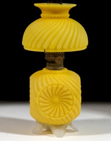 EMBOSSED RIBBED SWIRL AND MEDALLION PATTERNED ART GLASS MINIATURE LAMP