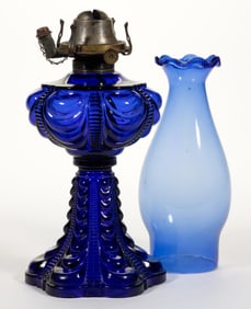 COOLIDGE DRAPE / BELLEVUE (OMN) KEROSENE STAND LAMP