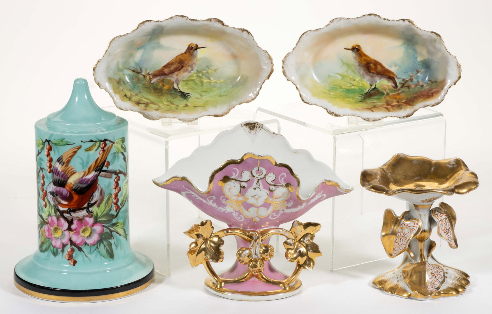 FRENCH PORCELAIN HAND-PAINTED ARTICLES, LOT OF FIVE: FRENCH PORCELAIN HAND-PAINTED ARTICLES, LOT OF FIVE, comprising two Old Paris pedestalled examples including a tazza having three heart-shaped leaves to stem and base and a fan-shaped pink vase having