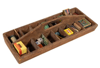 AMERICAN PINE TOOL TRAY / CARRIER WITH AN INSTALLATION OF GAMING / HUNTING COLLECTIBLES