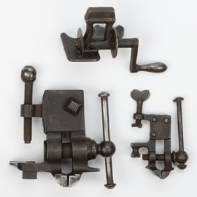 ASSORTED IRON JEWELERS / WATCHMAKER / GUNSMITH TABLE-TOP VISES AND ACCESSORIES, LOT OF THREE