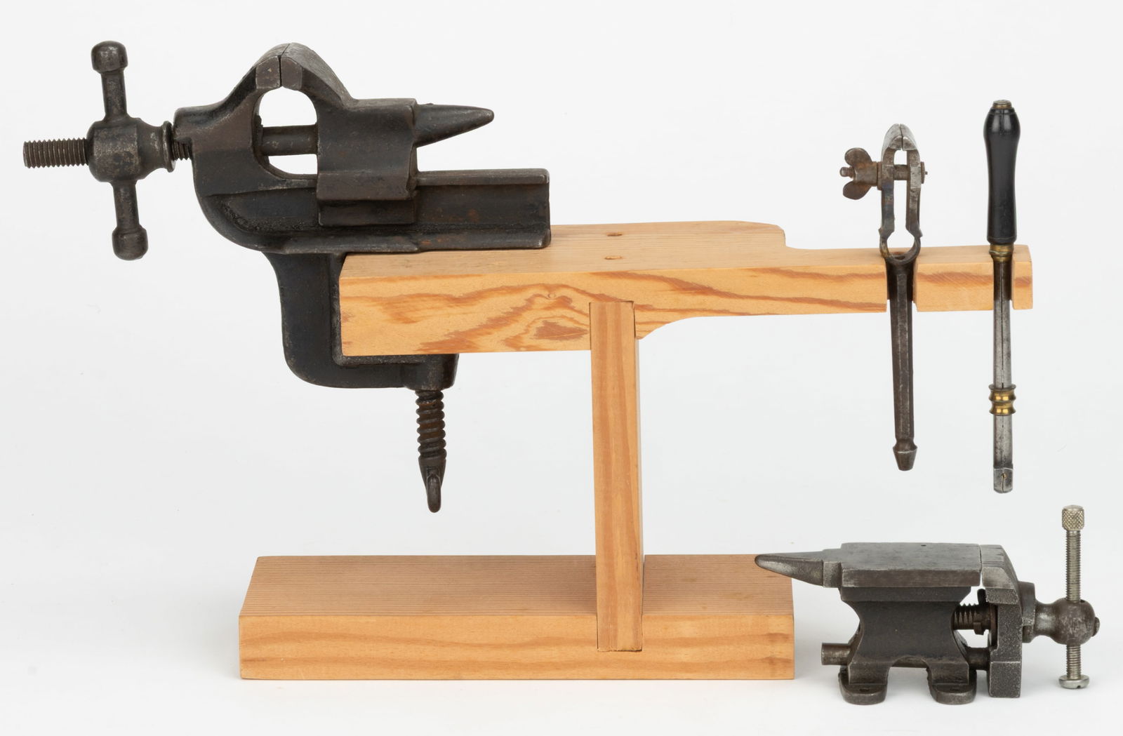 ASSORTED JEWELERS / WATCHMAKER / GUNSMITH ANVILS / VISES AND RELATED TOOLS, LOT OF FOUR: ASSORTED JEWELERS / WATCHMAKER / GUNSMITH ANVILS / VISES AND RELATED TOOLS, LOT OF FOUR, comprising a bench-top vise with conical-form anvil, a diminutive anvil with clamp, four protruding toes w