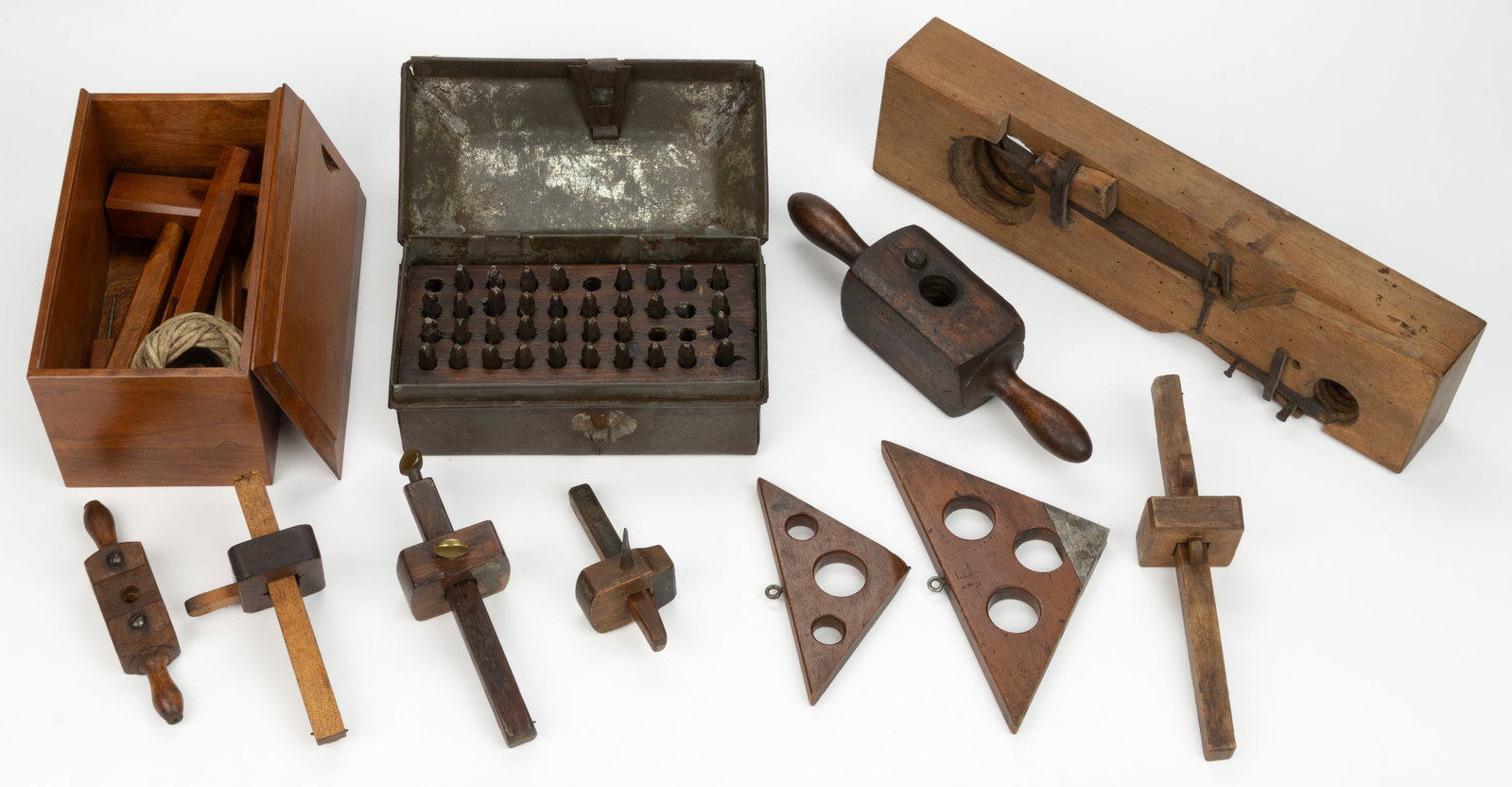 ASSORTED WOODEN AND METAL GAUGES AND PATTERN WOODWORKING TOOLS, LOT OF 11: ASSORTED WOODEN AND METAL GAUGES AND PATTERN WOODWORKING TOOLS, LOT OF 11, comprising of five marking gauges, including a Rosewood example with brass inlay and two brass set screws, an example wi