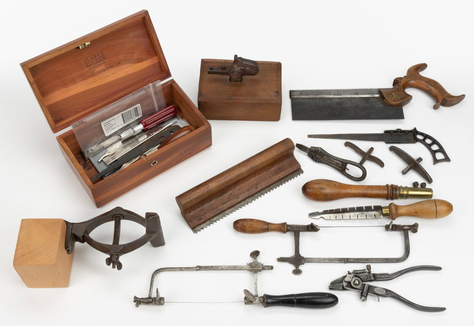 ASSORTED MANUFACTURERS / MAKERS WOODWORKING SAW ARTICLES, LOT OF 15: ASSORTED MANUFACTURERS / MAKERS WOODWORKING SAW ARTICLES, LOT OF 15, including an English Spear & Jackson back saw and a keyhole saw handle with two set screws; two jewelers/coping saws with 