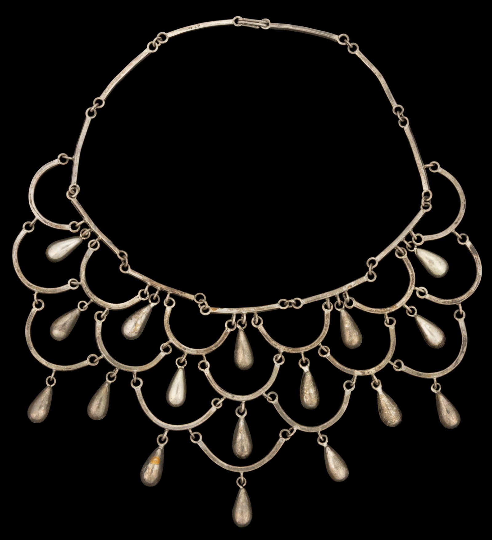 VINTAGE VALENTIN VIDAURRETA (MEXICAN, 1902-1955) 0.930 SILVER NECKLACE: VINTAGE VALENTIN VIDAURRETA (MEXICAN, 1902-1955) 0.930 SILVER NECKLACE, having a long bar chain with three tiers of scalloped bar links and a center lower link, decorated by teardrop-form pendants, ha