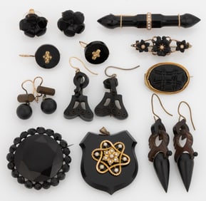 VICTORIAN / ANTIQUE MOURNING AND OTHER JEWELRY, LOT OF 15 PIECES