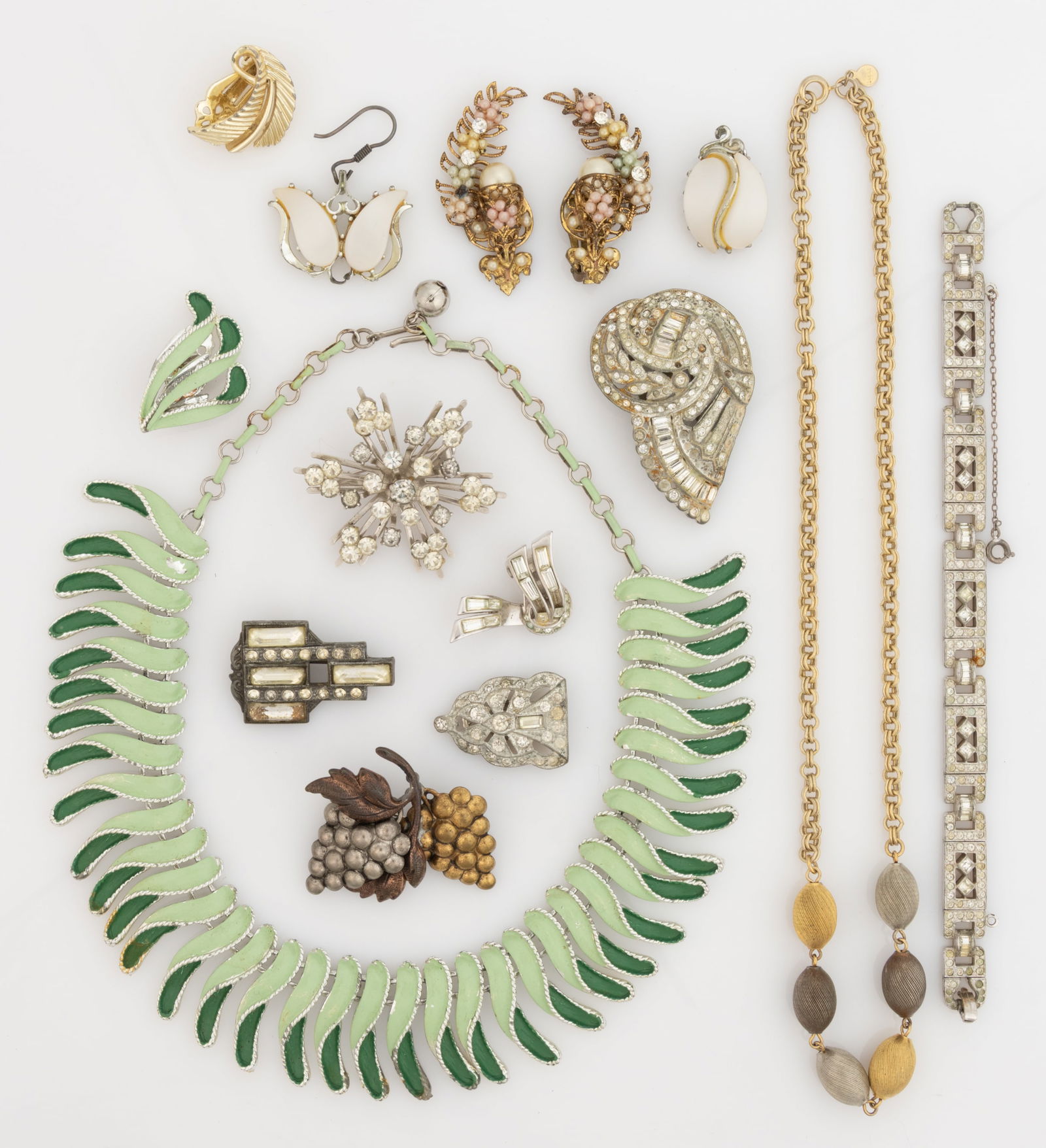VINTAGE ART DECO AND OTHER COSTUME JEWELRY, LOT OF 15 PIECES: VINTAGE ART DECO AND OTHER COSTUME JEWELRY, LOT OF 15 PIECES, including four Art Deco rhinestone pieces of two dress / shoe clips, a brooch, and a bracelet, a Coro rhinestone starburst brooch, a gold-