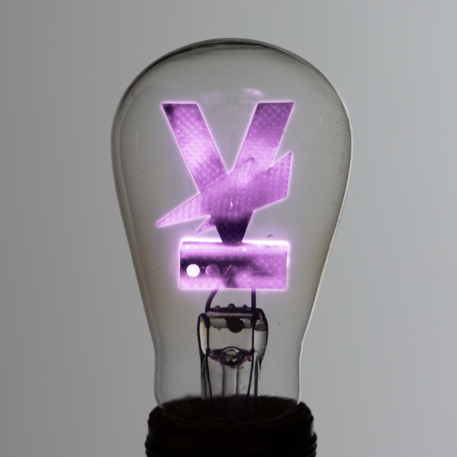 VINTAGE AEROLUX "V FOR VICTORY" WWII FIGURAL FILAMENT GAS DISCHARGE / NEON GLOW LIGHT BULB: VINTAGE AEROLUX "V FOR VICTORY" WWII FIGURAL FILAMENT GAS DISCHARGE / NEON GLOW LIGHT BULB, purple glow, a large "V" with a lightning bolt across the middle, perched above a simple