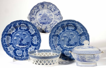 STAFFORDSHIRE CHINOISERIE MOTIF TRANSFER-PRINTED CERAMIC TABLE ARTICLES, LOT OF FIVE