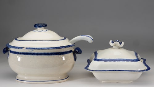 BRITISH BLUE SHELL EDGE CERAMIC TABLE ARTICLES, LOT OF THREE