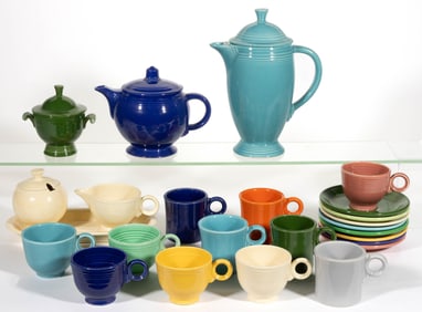 HOMER LAUGHLIN FIESTAWARE CERAMIC COFFEE AND TEA ARTICLES, LOT OF 25
