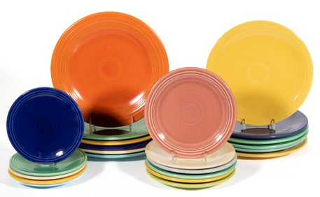 HOMER LAUGHLIN FIESTAWARE CERAMIC PLATES, LOT OF 23