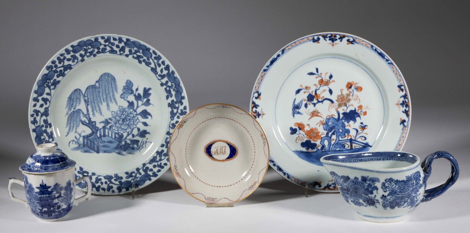 CHINESE EXPORT PORCELAIN HAND-PAINTED TABLE ARTICLES, LOT OF FIVE: CHINESE EXPORT PORCELAIN HAND-PAINTED TABLE ARTICLES, LOT OF FIVE, comprising one 9" D plate having underglaze blue and overglaze iron red decorations depicting oversized flowers with a cricket a