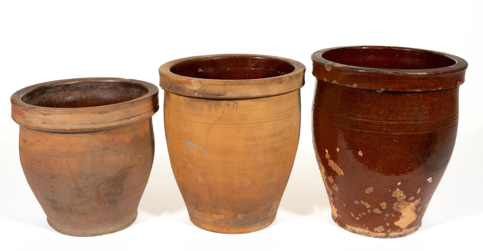 EMANUEL SUTER ATTRIBUTED, ROCKINGHAM CO., SHENANDOAH VALLEY OF VIRGINIA EARTHENWARE / REDWARE: EMANUEL SUTER ATTRIBUTED, ROCKINGHAM CO., SHENANDOAH VALLEY OF VIRGINIA EARTHENWARE / REDWARE CROCKS, LOT OF THREE, lead- and manganese-glazed, each of wide-mouth form with broad squared rims, co