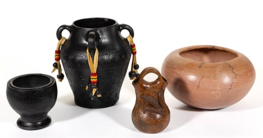 NATIVE AMERICAN POTTERY ARTICLES, LOT OF FOUR