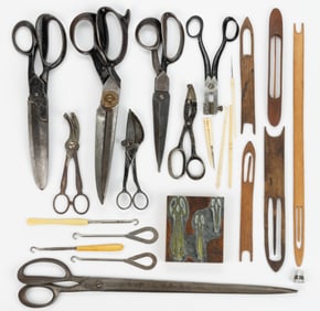 ASSORTED SEWING / NEEDLEWORKING SCISSORS AND SEWING ARTICLES, UNCOUNTED LOT