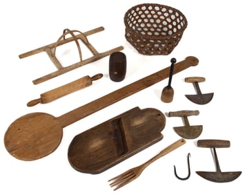 ASSORTED TREENWARE / WOODEN AND METAL DOMESTIC / KITCHEN ARTICLES, LOT OF 12