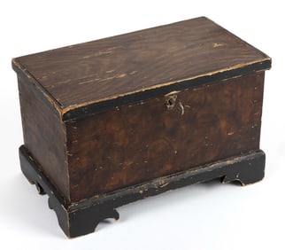 NEW ENGLAND BALSA WOOD PAINT-DECORATED MINIATURE BLANKET CHEST