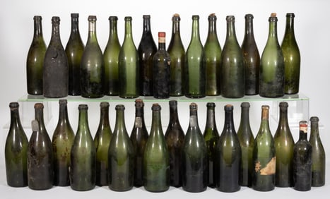 ASSORTED BLACK GLASS LIQUOR / WINE AND OTHER UTILITY BOTTLES, LOT OF 32