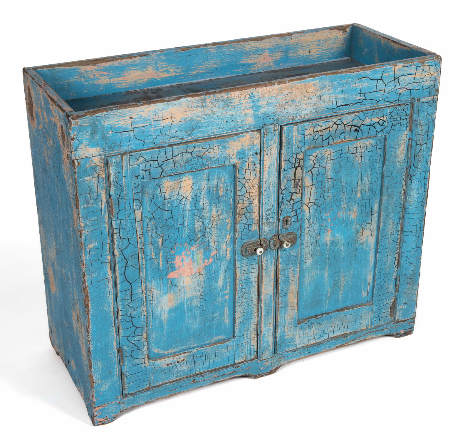 AMERICAN PAINTED POPLAR DRYSINK: AMERICAN PAINTED POPLAR DRYSINK, the shallow well over two hinged cabinet doors which conceal a single interior shelf, the whole raised on legs which issue from the stile. Retains a later painted