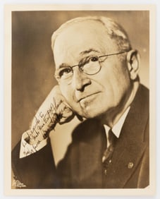 PRESIDENT HARRY S. TRUMAN SIGNED PRESENTATION PHOTOGRAPH
