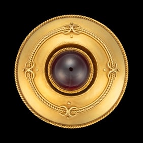 VICTORIAN / ANTIQUE ETRUSCAN REVIVAL 18K YELLOW GOLD AND GARNET BROOCH