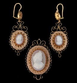 VICTORIAN / ANTIQUE 10K-14K GOLD AND CARVED STONE CAMEO THREE-PIECE JEWELRY ENSEMBLE