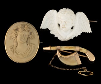 VICTORIAN / ANTIQUE GOLD AND ASSORTED MATERIALS BROOCHES, LOT OF THREE