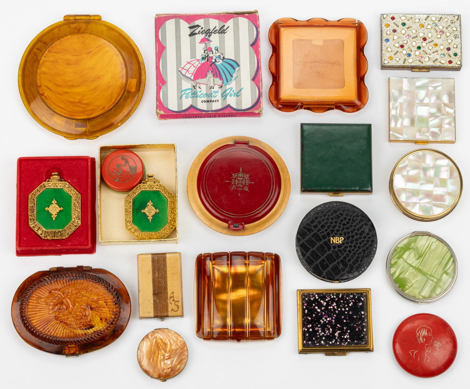 VINTAGE PLASTIC AND OTHER MATERIALS LADY'S COMPACTS, LOT OF 17: VINTAGE PLASTIC AND OTHER MATERIALS LADY'S COMPACTS, LOT OF 17, featuring makeup, powder, and blush / rouge compacts, including a molded plastic faux tortoiseshell Ton Ton compact with grape desig