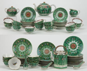 CHINESE EXPORT PORCELAIN FAMILLE VERTE CABBAGE LEAF AND BUTTERFLY TEA AND TABLE ARTICLES, LOT OF 80