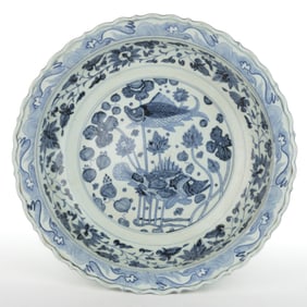 CHINESE EXPORT PORCELAIN BLUE AND WHITE FISH MOTIF LARGE CHARGER