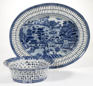 CONTEMPORARY CHINESE EXPORT PORCELAIN BLUE AND WHITE RETICULATED ARTICLES, LOT OF TWO
