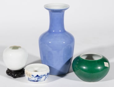 CHINESE EXPORT PORCELAIN ARTICLES, LOT OF FOUR