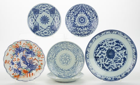 CHINESE EXPORT PORCELAIN BLUE AND WHITE HAND-PAINTED PLATES, LOT OF FIVE