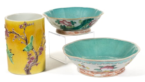 CHINESE EXPORT PORCELAIN ARTICLES, LOT OF THREE