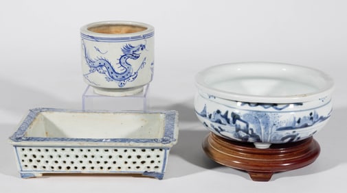 CHINESE EXPORT PORCELAIN BLUE AND WHITE HAND-PAINTED JARDINIERES / PLANTERS AND OTHER ARTICLES, LOT