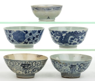CHINESE EXPORT PORCELAIN BLUE AND WHITE HAND-PAINTED BOWLS, LOT OF FIVE