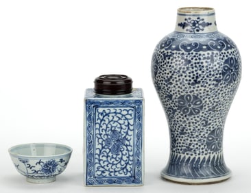 CHINESE EXPORT PORCELAIN BLUE AND WHITE ARTICLES, LOT OF THREE