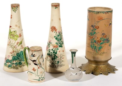 JAPANESE MEIJI PERIOD HAND-PAINTED CERAMIC ARTICLES, LOT OF FIVE