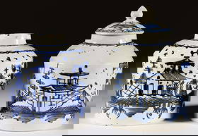 BRITISH PEARLWARE HAND-PAINTED CHINOISERIE MOTIF CERAMIC TEA CADDIES / CANISTERS, LOT OF TWO: BRITISH PEARLWARE HAND-PAINTED CHINOISERIE MOTIF CERAMIC TEA CADDIES / CANISTERS, LOT OF TWO, each of cylindrical form having blue-decorated scenes depicting pagodas, fence, and stylized trees, includ