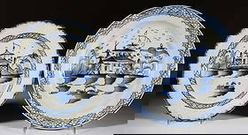 BRITISH PEARLWARE HAND-PAINTED CHINOISERIE MOTIF CERAMIC PLATES, LOT OF TWO: BRITISH PEARLWARE HAND-PAINTED CHINOISERIE MOTIF CERAMIC PLATES, LOT OF TWO, each having blue-decorated scenes featuring pagodas, fence, and stylized trees, comprising one scalloped shell edge example