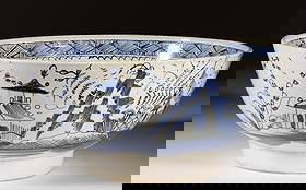 BRITISH PEARLWARE HAND-PAINTED CHINOISERIE MOTIF CERAMIC PUNCH BOWL: BRITISH PEARLWARE HAND-PAINTED CHINOISERIE MOTIF CERAMIC PUNCH BOWL, having cylindrical foot, featuring blue-decorated scene depicting a pagoda, fence, and stylized surroundings to interior and exteri