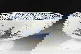 BRITISH PEARLWARE HAND-PAINTED CHINOISERIE MOTIF CERAMIC SMALL PUNCH BOWL: BRITISH PEARLWARE HAND-PAINTED CHINOISERIE MOTIF CERAMIC SMALL PUNCH BOWL, having a slightly flaring circular foot, featuring blue-decorated scene depicting a simple pagoda with fence and stylized tre