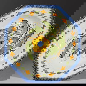 BRITISH PEARLWARE BLUE SHELL EDGE HAND-PAINTED FLORAL MOTIF CERAMIC PLATE: BRITISH PEARLWARE BLUE SHELL EDGE HAND-PAINTED FLORAL MOTIF CERAMIC PLATE, octagonal form, featuring bold polychrome floral design. Impressed symbol to back. Late 18th/early 19th century. 6 1/4"