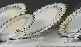 ENGLISH PEARLWARE BLUE SHELL EDGE CERAMIC TABLE ARTICLES, LOT OF FIVE: ENGLISH PEARLWARE BLUE SHELL EDGE CERAMIC TABLE ARTICLES, LOT OF FIVE, comprising two Wedgwood plates with additional mared decoration to well, impressed "WEDGWOOD" to back, one 7 3/8&q