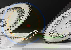 ENGLISH PEARLWARE SHELL EDGE CERAMIC TABLE ARTICLES, LOT OF TWO: ENGLISH PEARLWARE SHELL EDGE CERAMIC TABLE ARTICLES, LOT OF TWO, comprising a green shell edge sauce boat and a blue shell edge plate having polychrome hand-painted strawberry motif with colorful semi